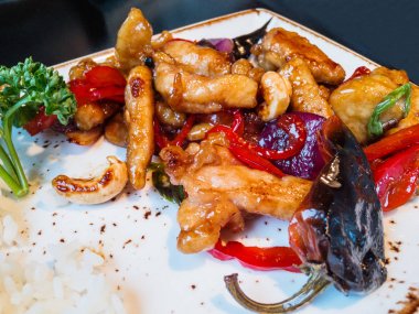 Asya Mutfağı - Tori yok casu. Kızarmış et kaju fıstığı ile tavuk ve pirinç haşlanmış sıcak sos, biber.