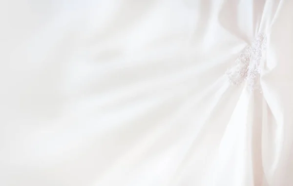 Abito da sposa con elementi ricamati e perline. Accessori simbolici tradizionali da sposa per la cerimonia nuziale. Posto per testo . — Foto Stock