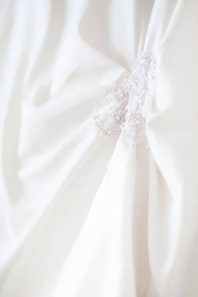 Vestido de noiva com elementos bordados e contas. Acessório simbólico tradicional nupcial para cerimônia de casamento . — Fotografia de Stock