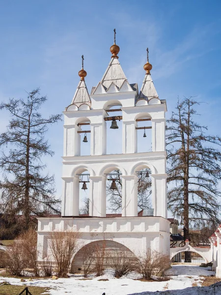 MOSCÚ, RUSIA - 8 de abril de 2018. Antiguo campanario de la Catedral de la Transfiguración en Bolshie Vyazyomy Manor, propiedad de los príncipes Golitsyn. La iglesia cristiana, fue construida a finales del siglo XVI —  Fotos de Stock