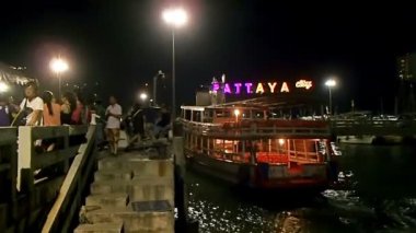 Pattaya, Tayland - 25 Ekim 2012. Turist turistik motorbot renkli ışıklar ile kalkış için bekliyor.