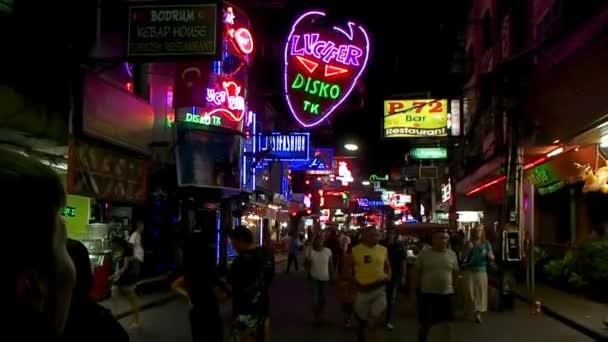 Pattaya, Tajlandia - października 20, 2012. Nocne życie na ulicy Walking street. Tuktuk rowery, podświetlane billboardy reklamowym, tłum mieszkańców i turystów. — Wideo stockowe