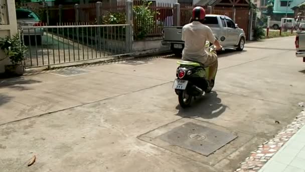 PATTAYA, THAILAND - October, 24. Tourist man learning to drive a motorbike. — Stock Video