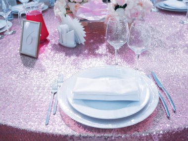 Tablo için Ziyafet çatal ile ayarla. Pembe masa örtüsü pırıl pırıl payetler ile. Düğün renkli dekorasyon.