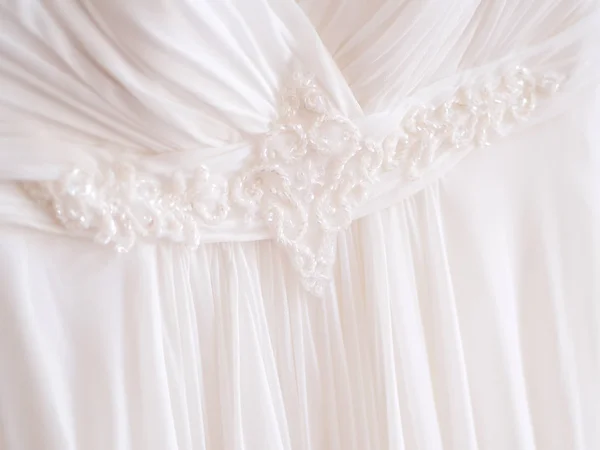 Vestido de novia con elementos bordados y abalorios. Accesorio simbólico tradicional nupcial para ceremonia de boda . — Foto de Stock