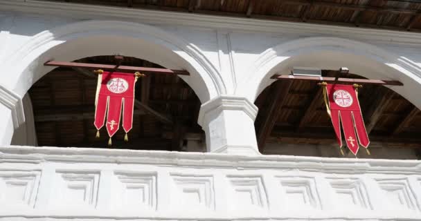 Khorugv rouge avec croix d'or, décorations religieuses de Pâques dans l'église orthodoxe, Russie . — Video