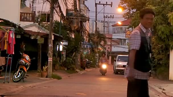 Pattaya, Tajlandia - października 20, 2012. Życie ulicy zwykle. Ludzie, spacerów i jazdy na motocykle. — Wideo stockowe
