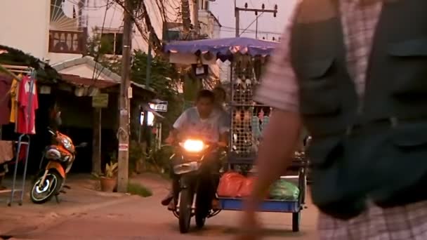 PATTAYA, THAILAND - 20 ottobre 2012. La solita vita di strada. Moto con vestiti in vendita . — Video Stock