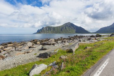 Güzel, dağlar ve fiyortları İskandinavya yatay. Araba gezisi Lofoten Adaları, Norveç.