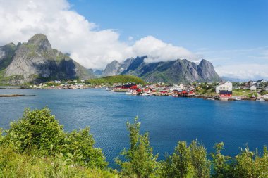 Güzel, dağlar ve fiyortları İskandinavya yatay. Reine Köyü Lofoten Adaları, Norveç.