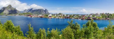 Güzel, dağlar ve fiyortları İskandinavya yatay. Panorama görünüm Reine Köyü Lofoten Adaları, Norveç.
