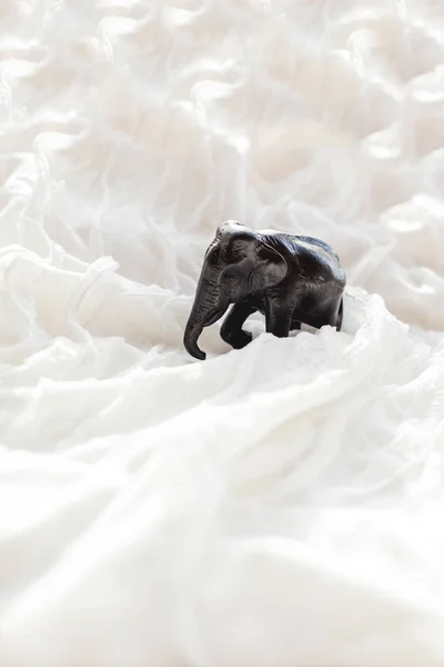 Fondo textil blanco con figura de elefante. Pequeño recuerdo asiático en tela con volantes . — Foto de Stock