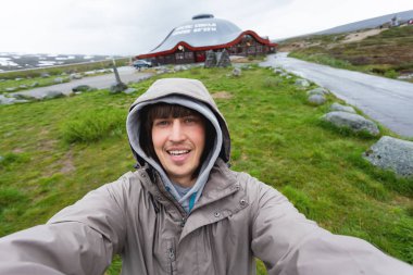 Selfie Kuzey Kutup Dairesi Merkezi yapım turist adam. Lofoten Adaları dönüm noktası. Norveç.