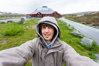 Selfie Kuzey Kutup Dairesi Merkezi yapım turist adam. Lofoten Adaları dönüm noktası. Norveç.