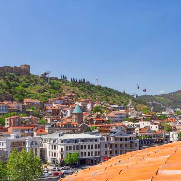 Tiflis, parte antigua de la ciudad con cafetería, pequeños restaurantes, pavimento empedrado y edificios antiguos. Catedral de San Jorge (Surb Gevorg) en el casco histórico. Georgia . — Foto de Stock