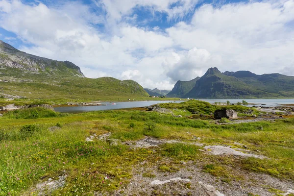 Prachtige Scandinavische landschap met bergen en fjorden. Lofoten eilanden, Noorwegen. — Stockfoto