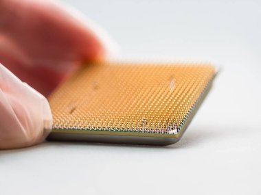 Merkez Bilgisayar işlemcisine plastik eldiven verin. Açık mavi arkaplanda işlemci. Kişisel bilgisayarın teknolojik ayrıntıları.