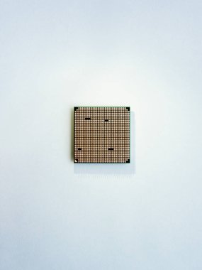 Merkezi bilgisayar işlemcisi. Açık mavi arkaplanda işlemci. Kişisel bilgisayarın teknolojik ayrıntıları. Üst manzara, düz uzanma.