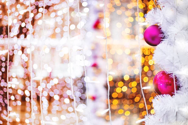 Las decoraciones navideñas y de Año Nuevo al aire libre - las bombillas y las bolas. Fondo festivo . —  Fotos de Stock