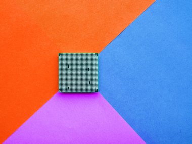 Merkezi Bilgisayar İşlemcisi. Geometrik arkaplanda işlemci. Renkli kopyalama alanı. Kişisel bilgisayarın teknolojik ayrıntıları.