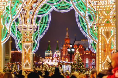 Moskova, Rusya - 3 Ocak 2018. Dekoratif kemer ve ampullerle tarihi müze ve Kremlin manzarası.