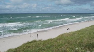 Kalininingrad, Rusya - 21 Temmuz 2019. Curonian Spit plajında yürüyen insanlar.