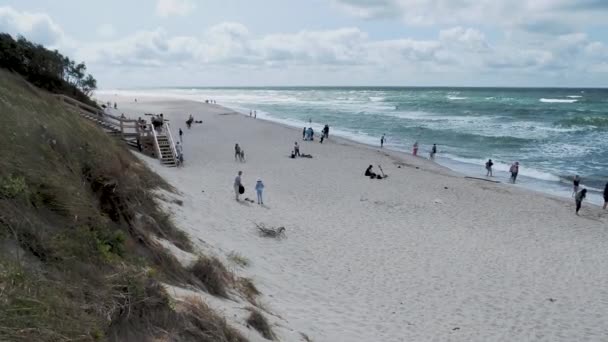 KALININGRAD, RUSIA - 21 de julio de 2019. Gente caminando en la playa de Curonian Spit . — Vídeos de Stock