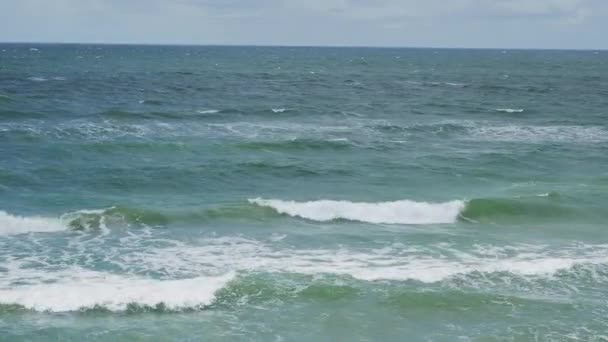 クルオニアン座の海のサーフィン。バルト海の大きな波。ロシアのカリーニングラード州. — ストック動画