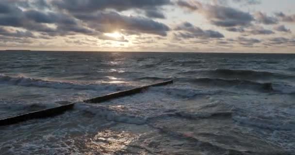 Breakwater van lariks logboeken. Versterking van de kust om het zand op het strand te houden. Prachtige zonsondergang in Zelenogradsk, Rusland. — Stockvideo