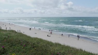 Kalininingrad, Rusya - 21 Temmuz 2019. Curonian Spit plajında yürüyen insanlar.