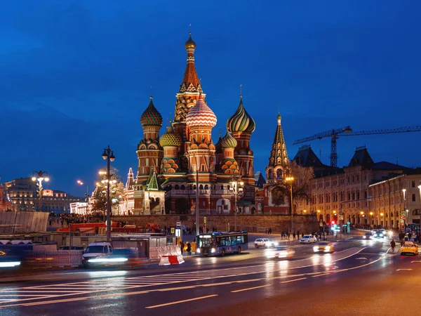 MOSCOW, RÚSSIA - 26 de outubro de 2019. Carros e ônibus mover passo famoso marco - St. Catedral de Basílio na Praça Vermelha no Kremlin . — Fotografia de Stock