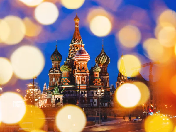 Marco famoso - St. Catedral de Basil na Praça Vermelha no Kremlin. Lâmpadas bokeh. Moscou, Rússia . — Fotografia de Stock