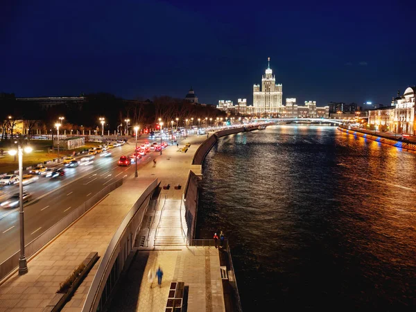 Nachtelijke stadsgezicht van Moskou-rivier en beroemde Stalin wolkenkrabber op Kotelnicheskaja dijk. Moskou, Rusland. — Stockfoto