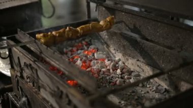 Izgarada iplik bir mangal şiş. Izgaralı dumanı tüten taze et Barbekü. sokak sepeti.