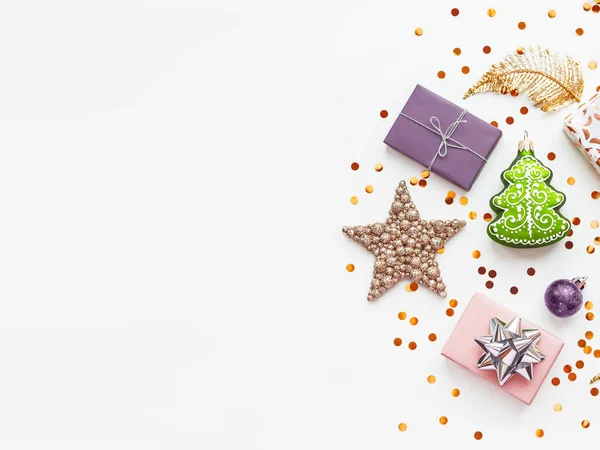 Noël et Nouvel An 2020 fond avec des décorations. sapin vert, plumes dorées, cadeaux et étoiles confettis . — Photo