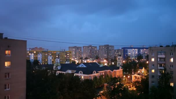 Natt storm med lightning bolts över Odintsovo stan. Ryssland. — Stockvideo