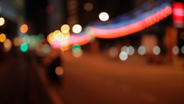 Stedelijke achtergrond met wazig lantaarnlicht. Nachtstraat met transportverkeer. Bangkok, Thailand. — Stockvideo