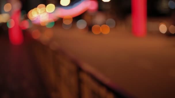 城市背景与模糊的灯笼灯。 交通繁忙的夜街。 泰国曼谷. — 图库视频影像