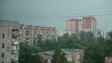 Şiddetli yağmur fırtına şehir ile. Bazen bir flaş yıldırım.