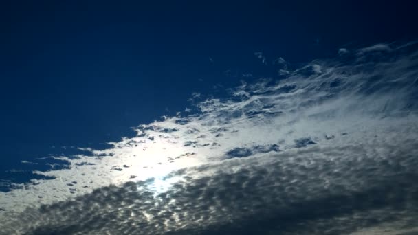 Tijd lapse clip van witte pluizige wolken over blauwe hemel. Mooie cloudscape. — Stockvideo