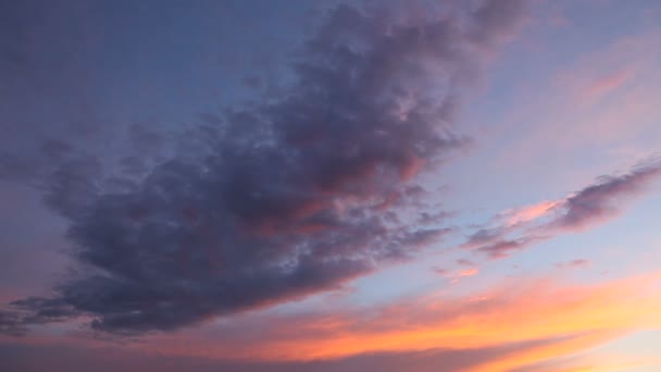 Time lapse clip of fluffy clouds over sunset sky. Beautiful cloudscape. — Stock Video