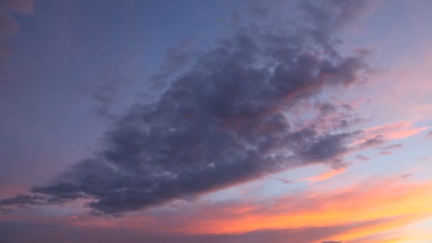 Временная оболочка пушистых облаков над закатным небом. Облачно. . — стоковое видео