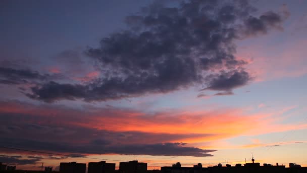 Idő telik klip a bolyhos felhők felett napnyugtakor ég. Este városkép, sziluettje épületek. Gyönyörű cloudscape. — Stock videók