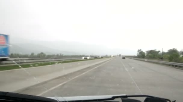 Roadtrip bei schlechtem Wetter. die Scheibenwischer entfernen Regentropfen von der Windschutzscheibe des Autos. — Stockvideo