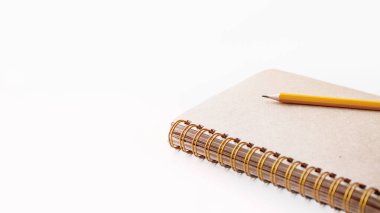 Kağıt kağıtlı ve turuncu kalemli not defteri. Kopyalama alanı olan pankart.