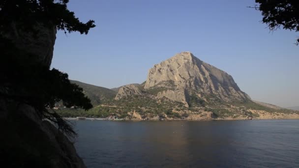 Panorama uitzicht op Eagle berg Sokol mount en Novyi Svit stad van toeristische pad Golitsyn trail. Krim. — Stockvideo