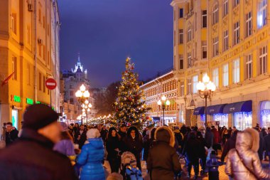 Moskova, Rusya - 3 Ocak 2018. Arbat sokağı yeni yıl ve Noel kutlaması için dekore edildi. Noel ağacının yanındaki kalabalık..