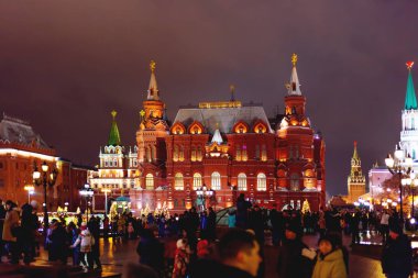 Moskova, Rusya - 03 Ocak 2018. Yerli halk ve turistler devlet Tarih Müzesi yürüyüş. Kremlin yakın yerler gece görünümü.