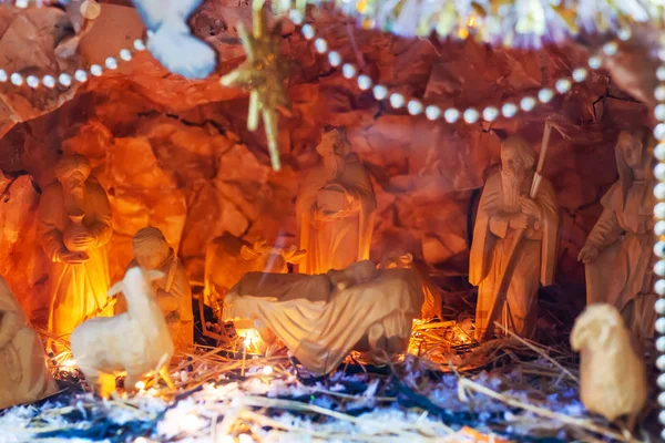 Vertèbre de Noël, scène de naissance de Jésus Christ jouets. Composition de vacances, scène religieuse avec Vierge Marie, bébé, Joseph et trois sages dans la fenêtre du magasin . — Photo