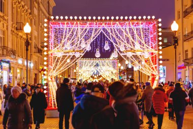 Moskova, Rusya - 03 Ocak 2018. Moskova sokaklarında Noel ve yeni yıl kutlama için dekore edilmiştir. Dekoratif şeffaf ampuller ile arch. Rusya.